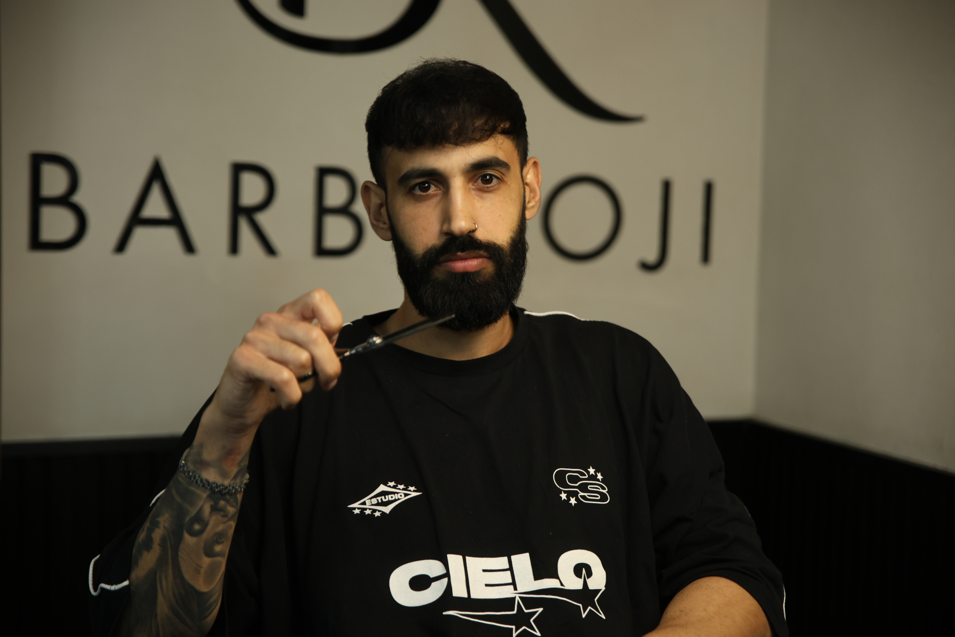 מתן סרור, מייסד Barberoji, עם מספריים