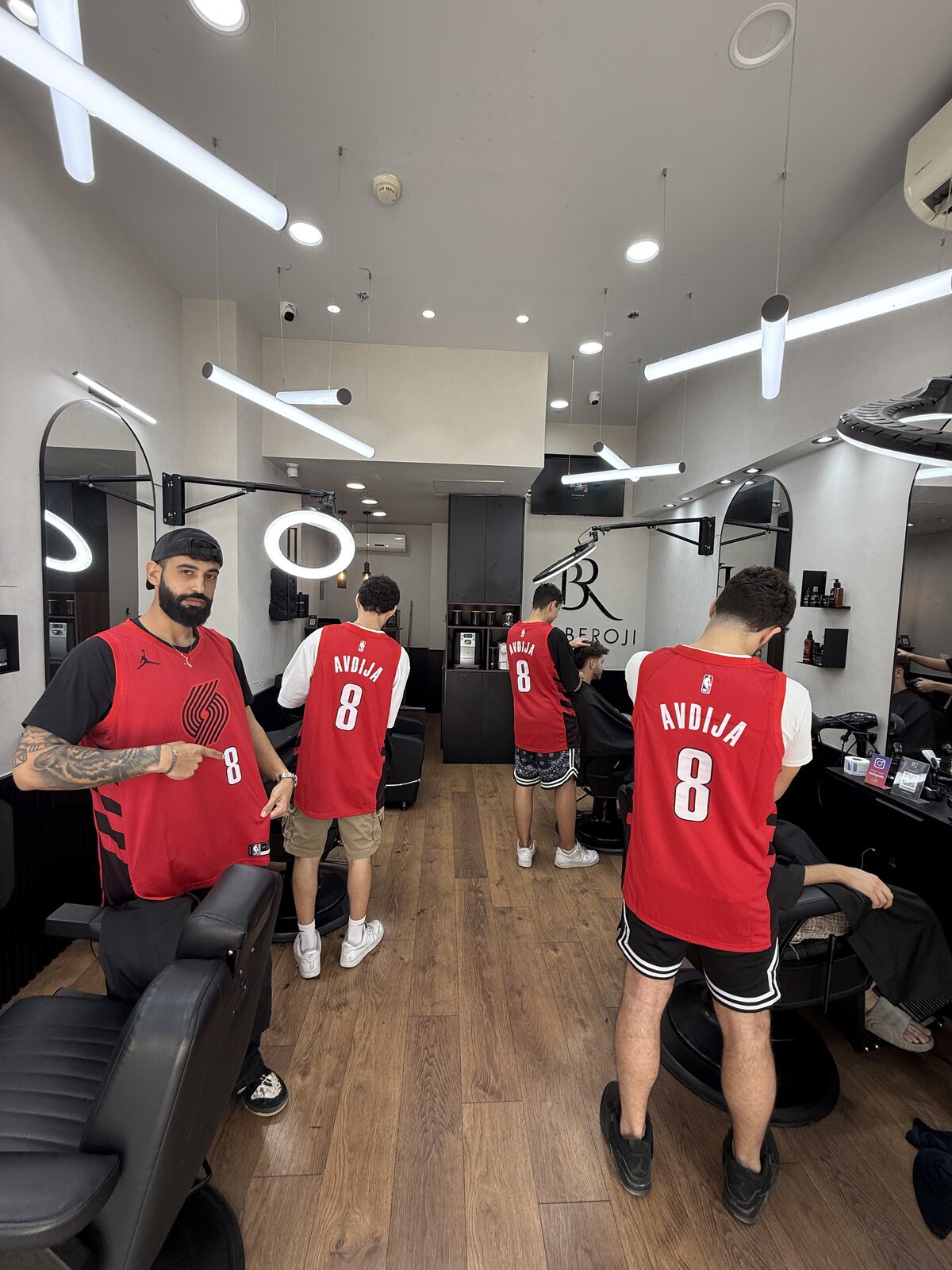 הצוות של Barberoji עובד במספרה